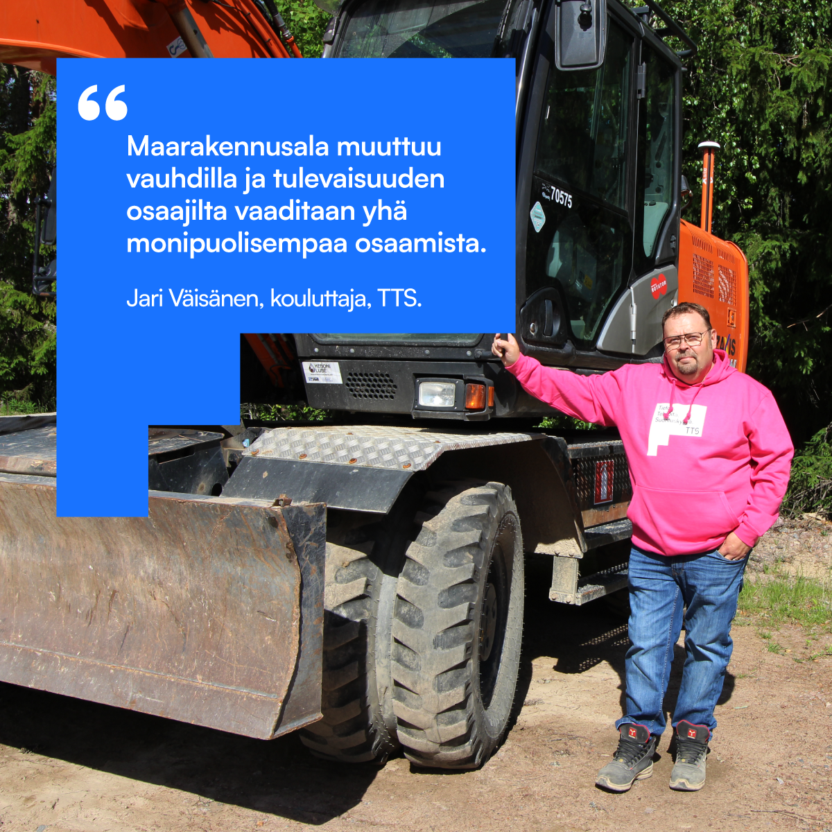 Maarakennusalan kouluttaja Jari Väisänen nojaa maansiirtokoneeseen