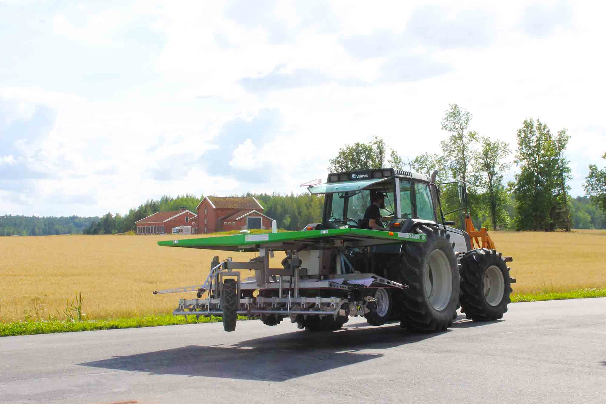 Peltorobottia kuljetetaan traktorin perässä