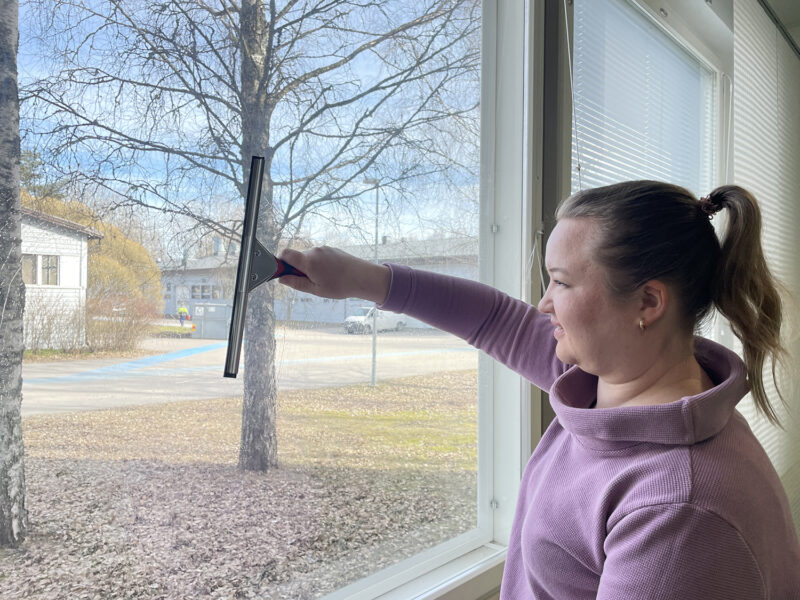 Henkilö kuivaa ikkunaa - Ikkunankuivainten vertailu
