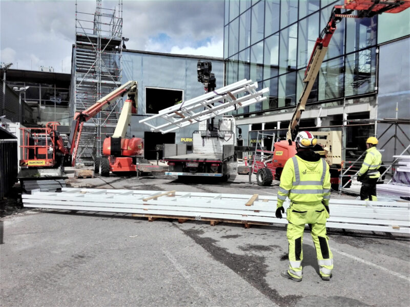 Rakennus- ja työmaapalveluosaajia rakennustyömaalla