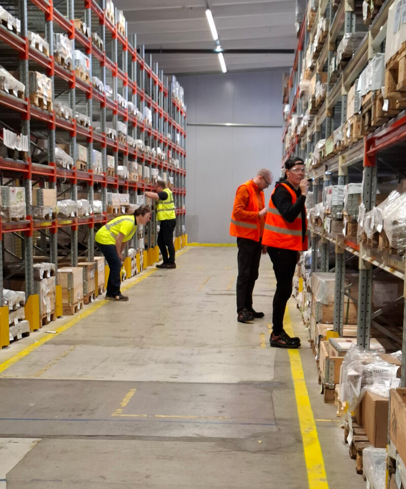 ABB:n varastossa kuormalavahyllytarkastajat